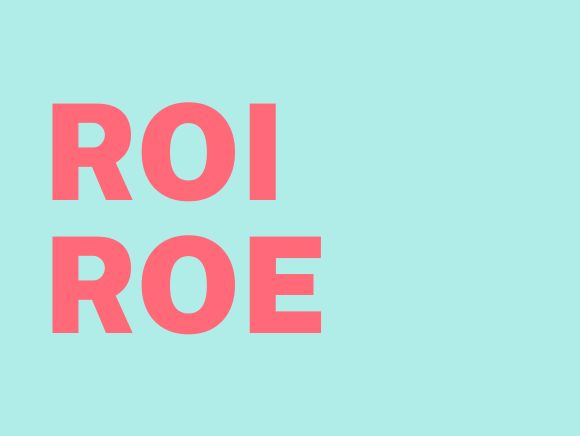 Acronymes financiers ROI et ROE en lettres capitales rouges sur fond bleu clair